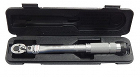 На сайте Трейдимпорт можно недорого купить Ключ динамометрический щелчкового типа 2-26Нм, 1/4",в пластиковом футляре FORCEKRAFT FK-6472270. 